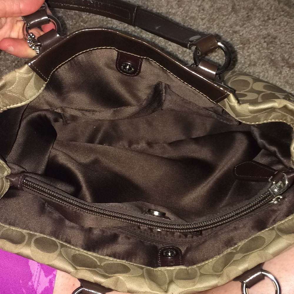 Authentic COACH bag.  Medium size. Very spacious. - Picture 8 of 8